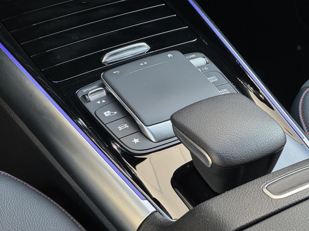 Mercedes-Benz Gla-klasse 180 amg line nl-auto, trekhaak afneembaar np. €60.