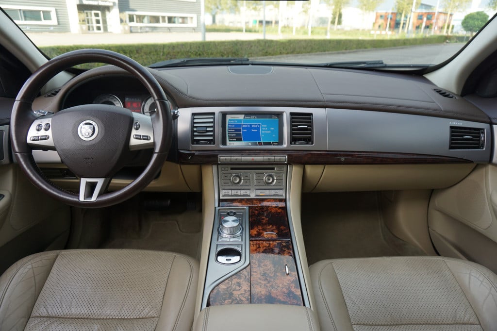 Jaguar XF 4.2 v8 premium luxury automaat - climate / navi / leder / pano / 