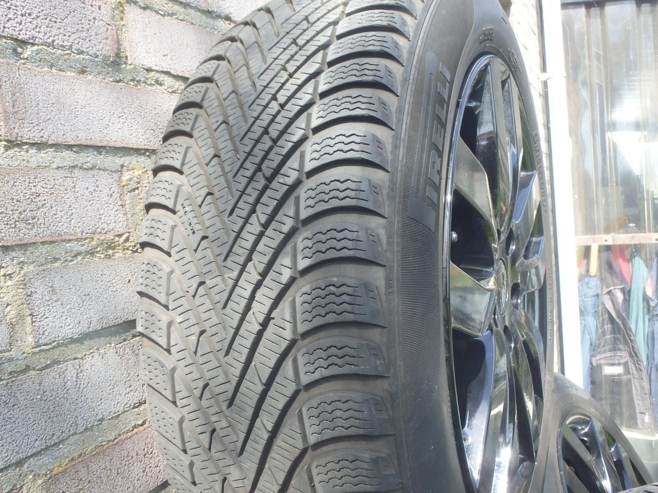 SET NIPPON velgen 7,5J x 17, steek 5x114,3 en ET47 met banden.