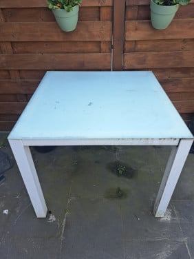 Witte tuintafel met glazenplaat
