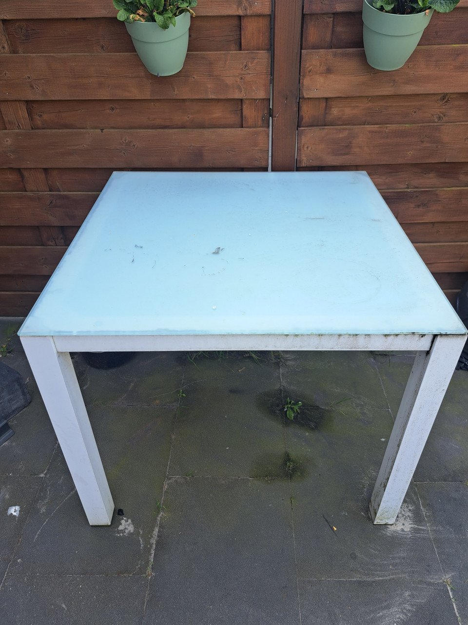 Witte tuintafel met glazenplaat