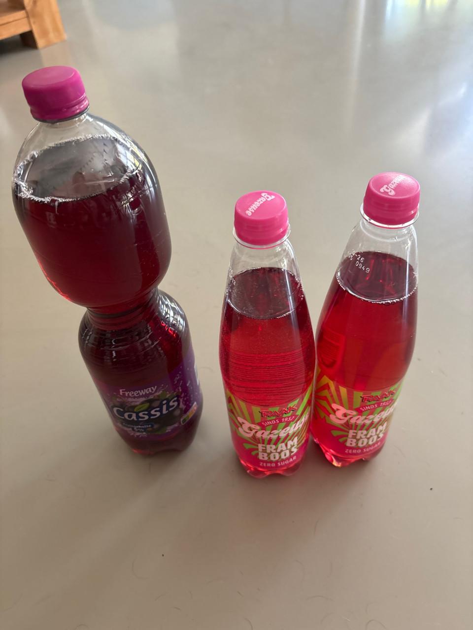 2 flessen framboos en 1 cassis