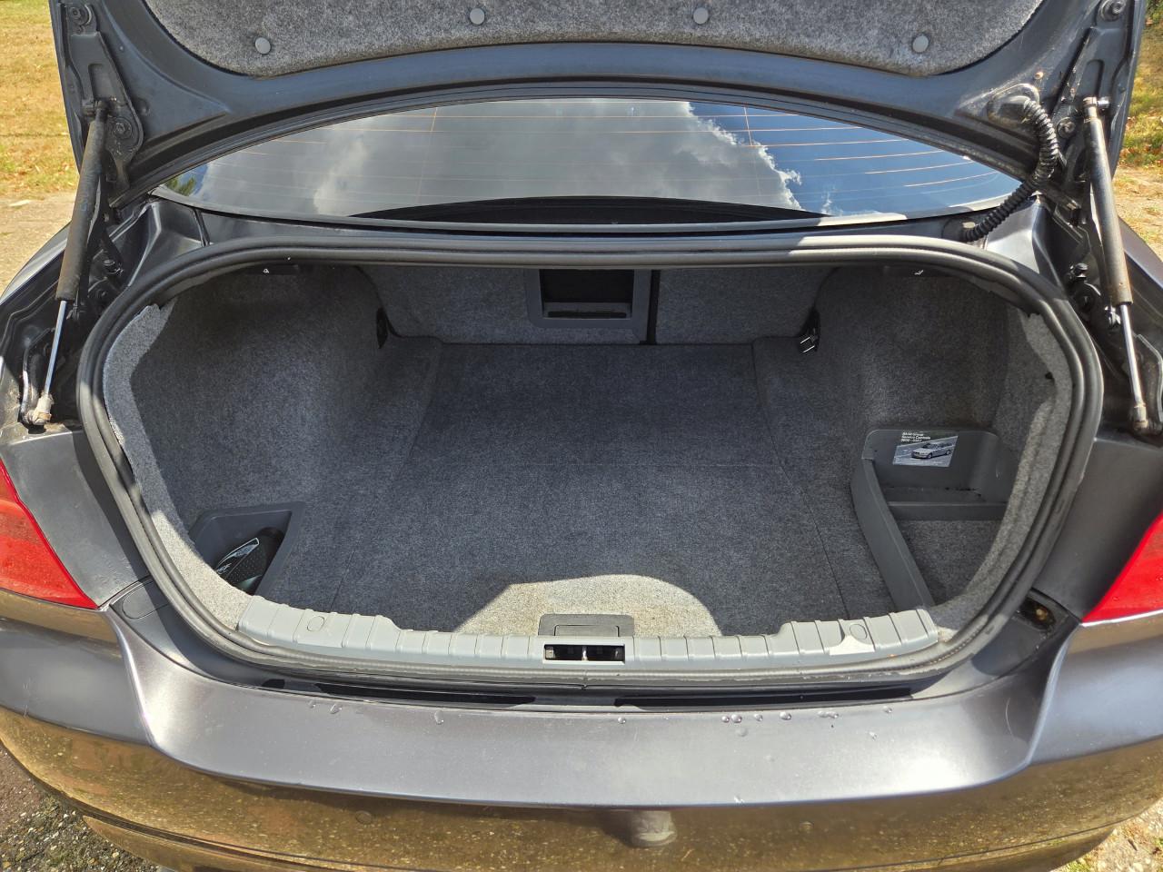 BMW 320i sedan uit 2005 in antracietgrijs.