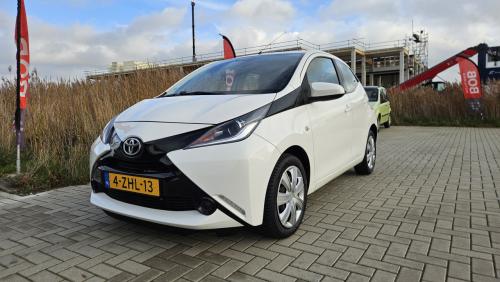 Zuinige 5drs. TOYOTA AYGO 1.0 X-PLAY 2015 / NL AUTO / NAP