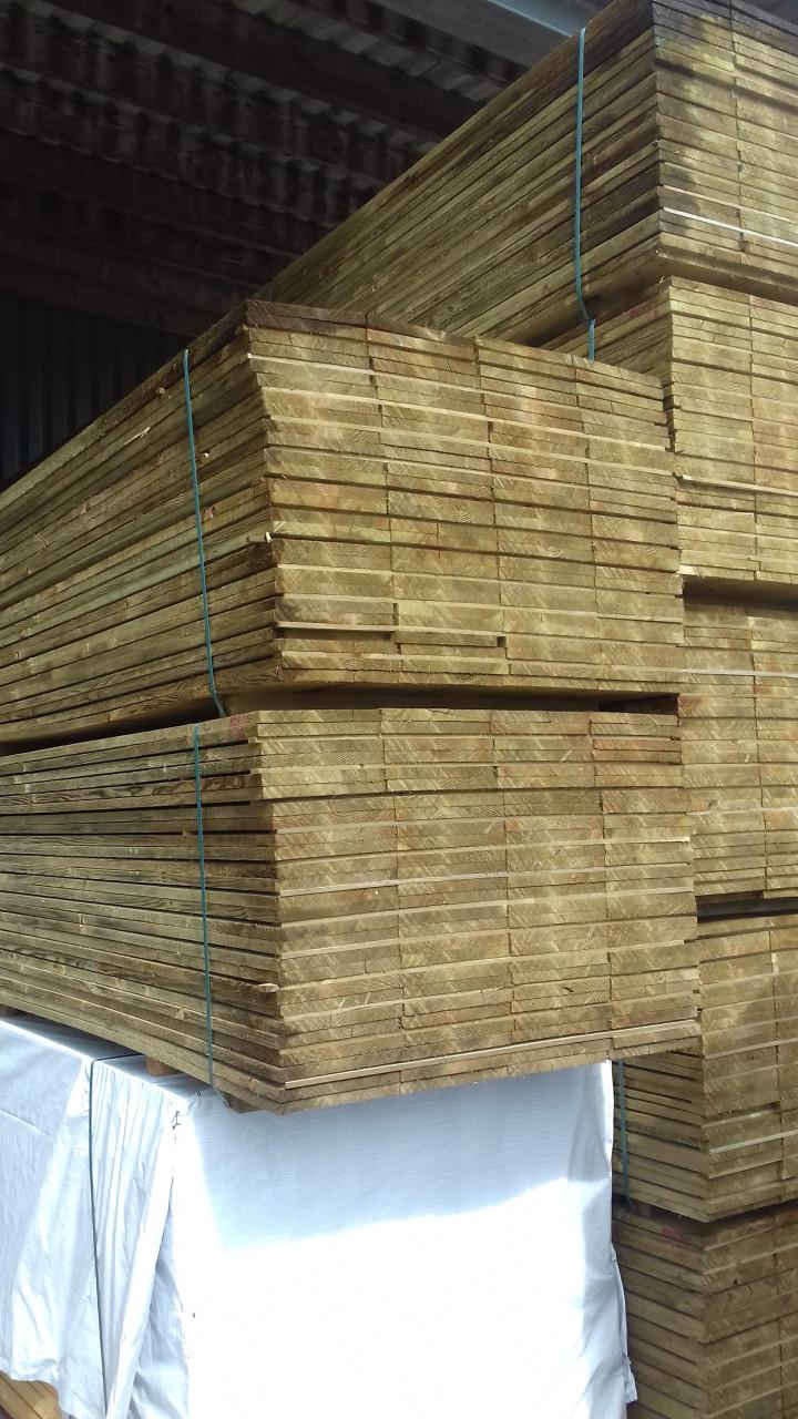 Gewolmaniseerde zwarte potdekselplank 25x275. 500 of 600cm. €8,35 p/m1.