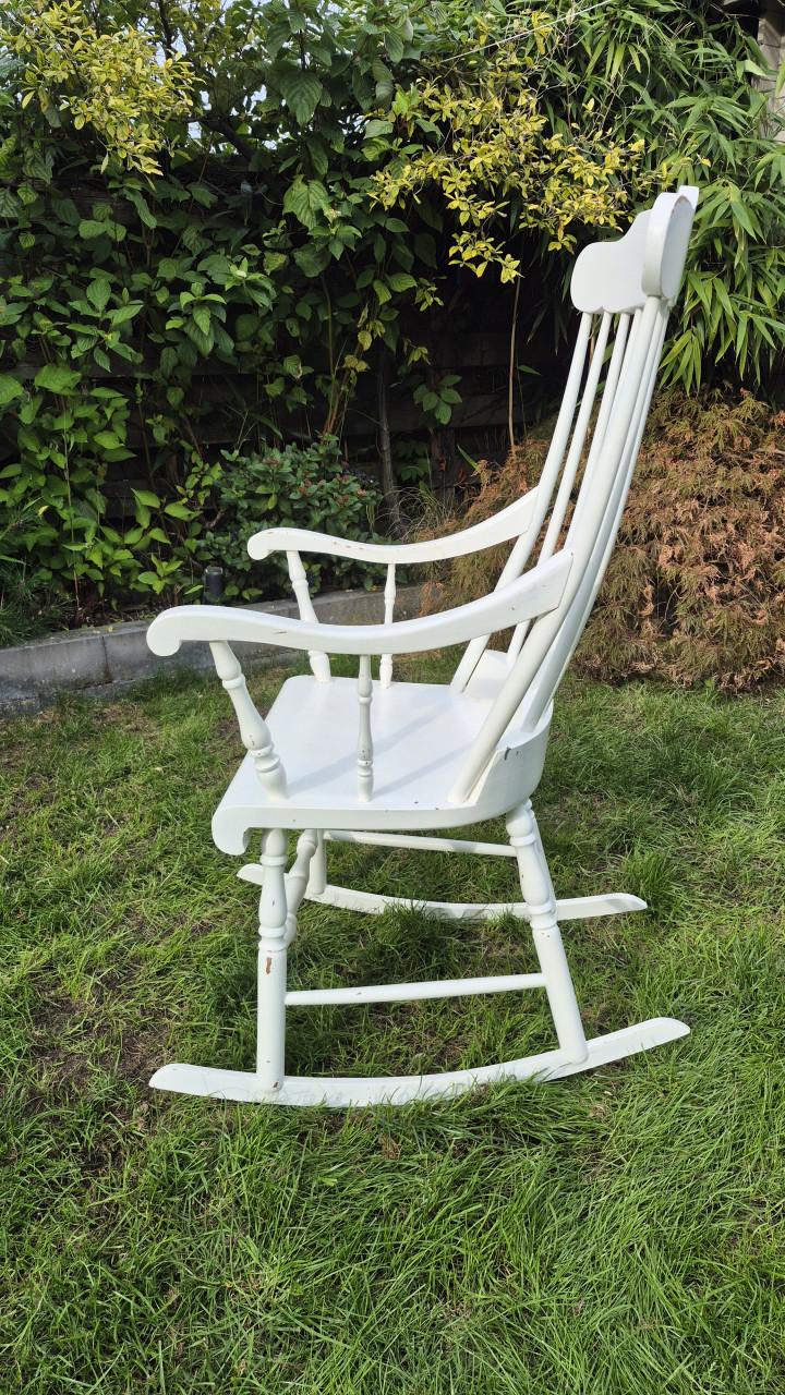 Witte houten schommelstoel