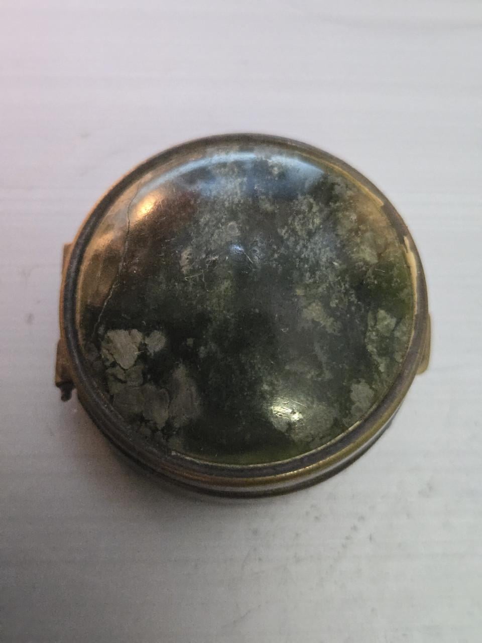 Antieke ronde zilveren snuifdoos Ø 3.5cm voorzien van schildpad(steen)