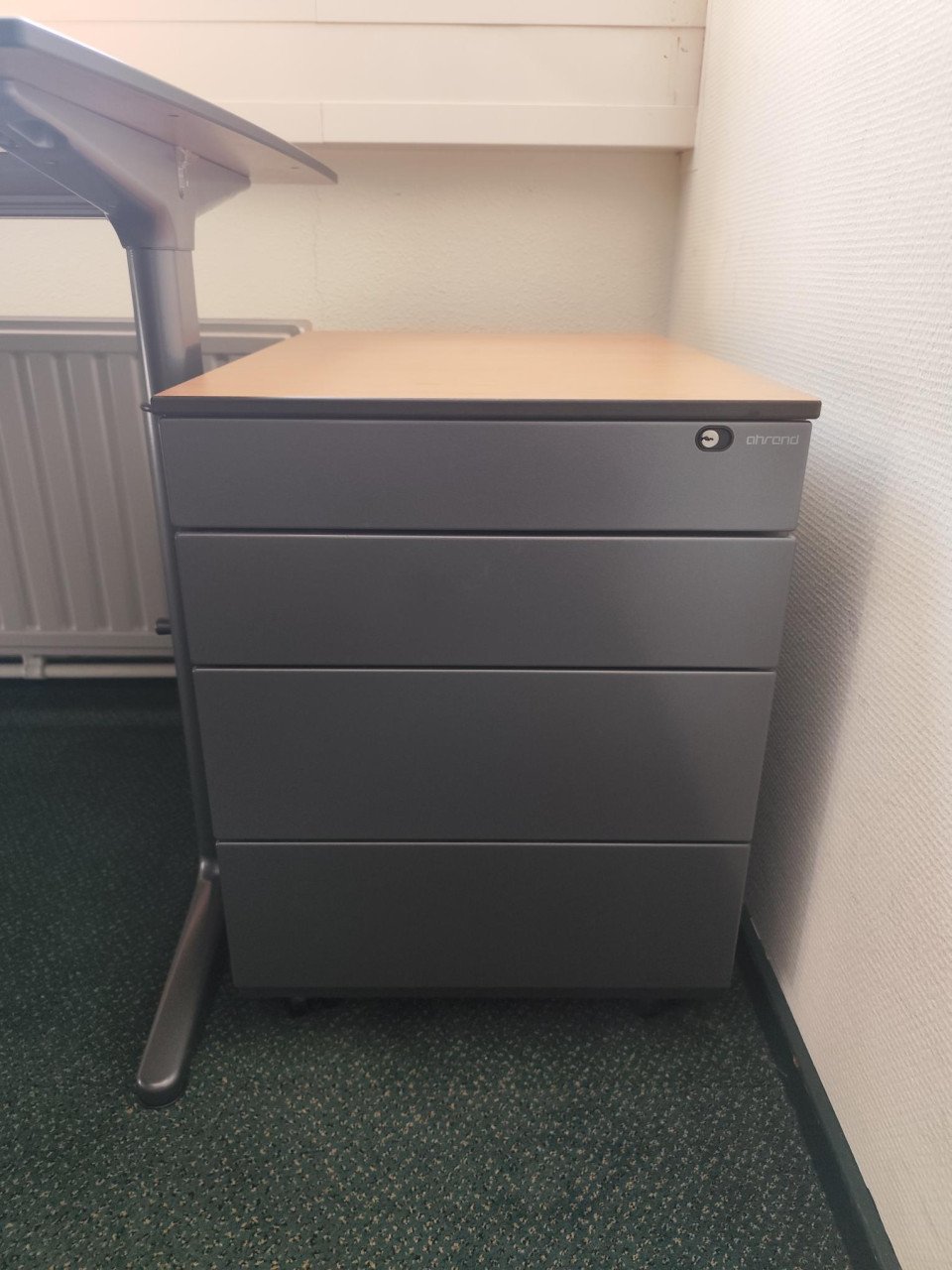 Diverse bureaus en ladekasten!