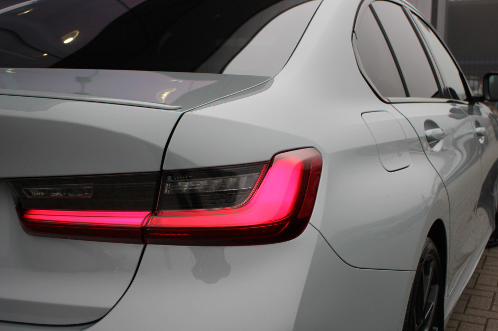 BMW 3-serie 320i m-sport | schuifdak | 20'' styling 795m | el trekhaak