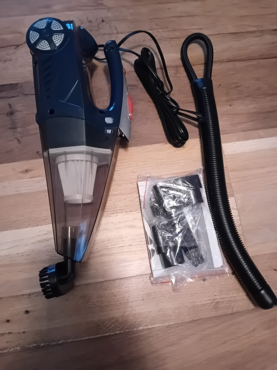 Auto stofzuiger (nieuw) met toebehoren.