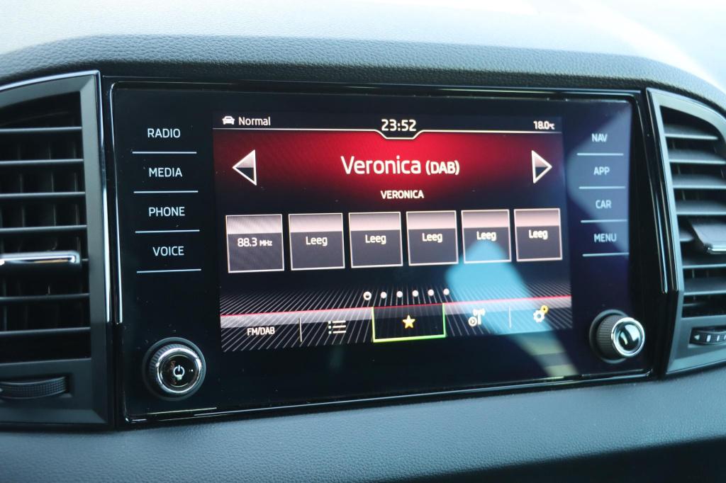 Skoda Karoq 1.5 tsi 150pk dsg7 sportline business | trekhaak | camera | car