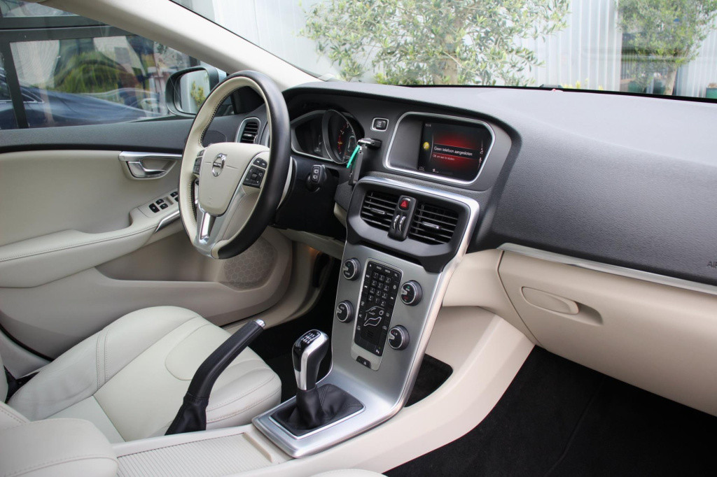 Volvo V40 2.0 t2 inscription - 122pk - leder - 17inch - navi - full led - c