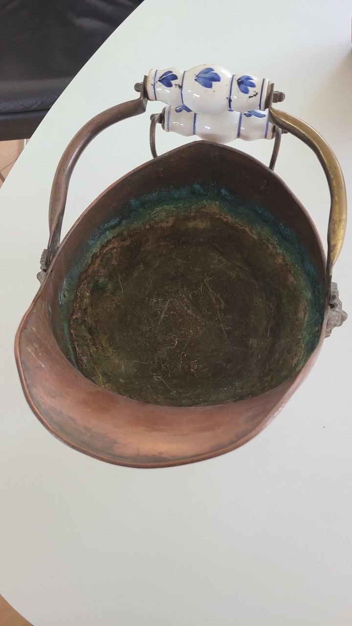Koperen kolenhelm / kolenkit met delfsblauw handvat