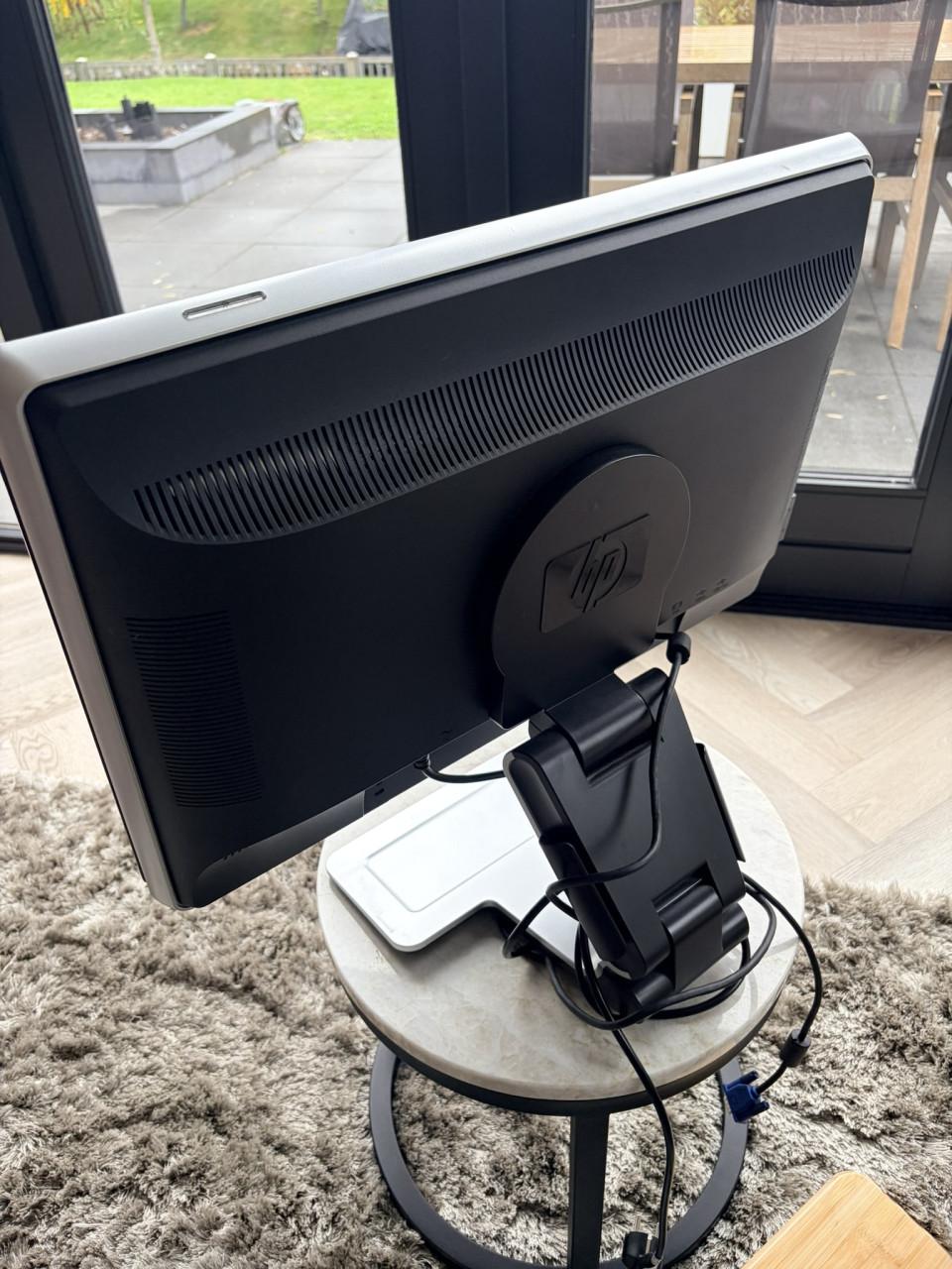 HP w2408 24 inch monitor – verstelbare voet – werkt goed