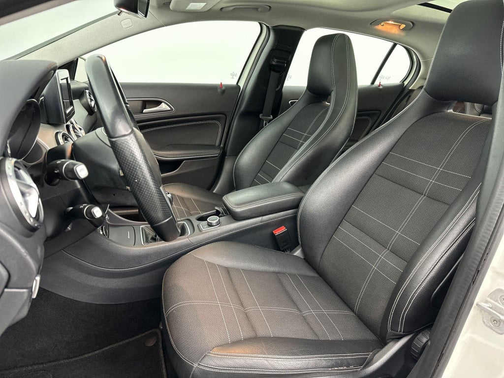 Mercedes-Benz Gla-klasse 180 ambition | panoramadak | navigatie | verwamde 