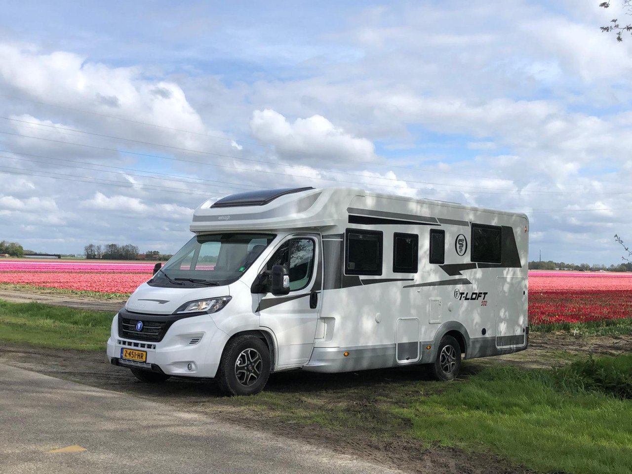 Te Koop: jonge half-integraal camper!