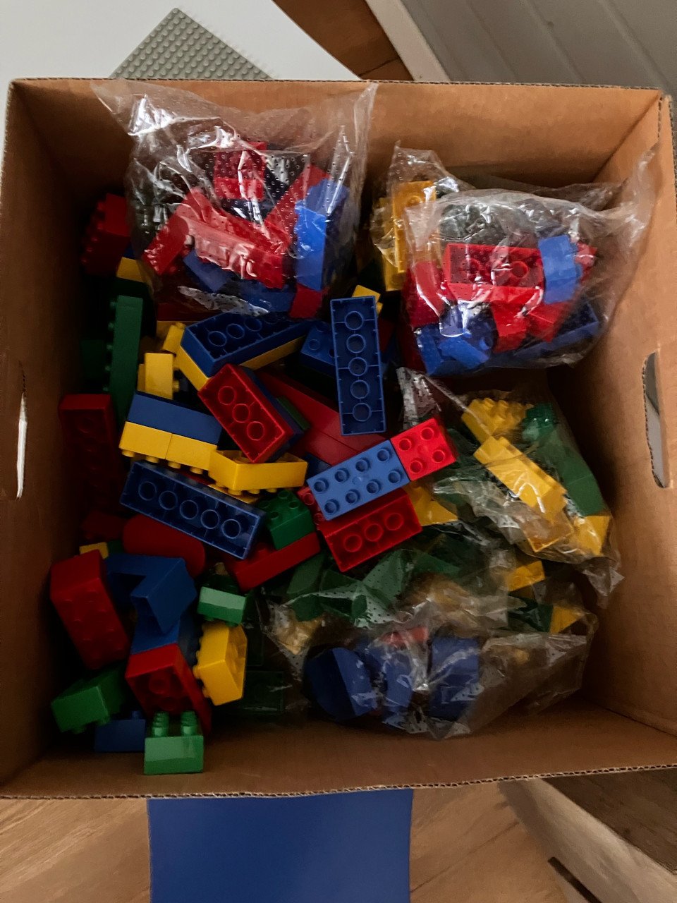 LegoDuplo speeltafel met 2 krukjes