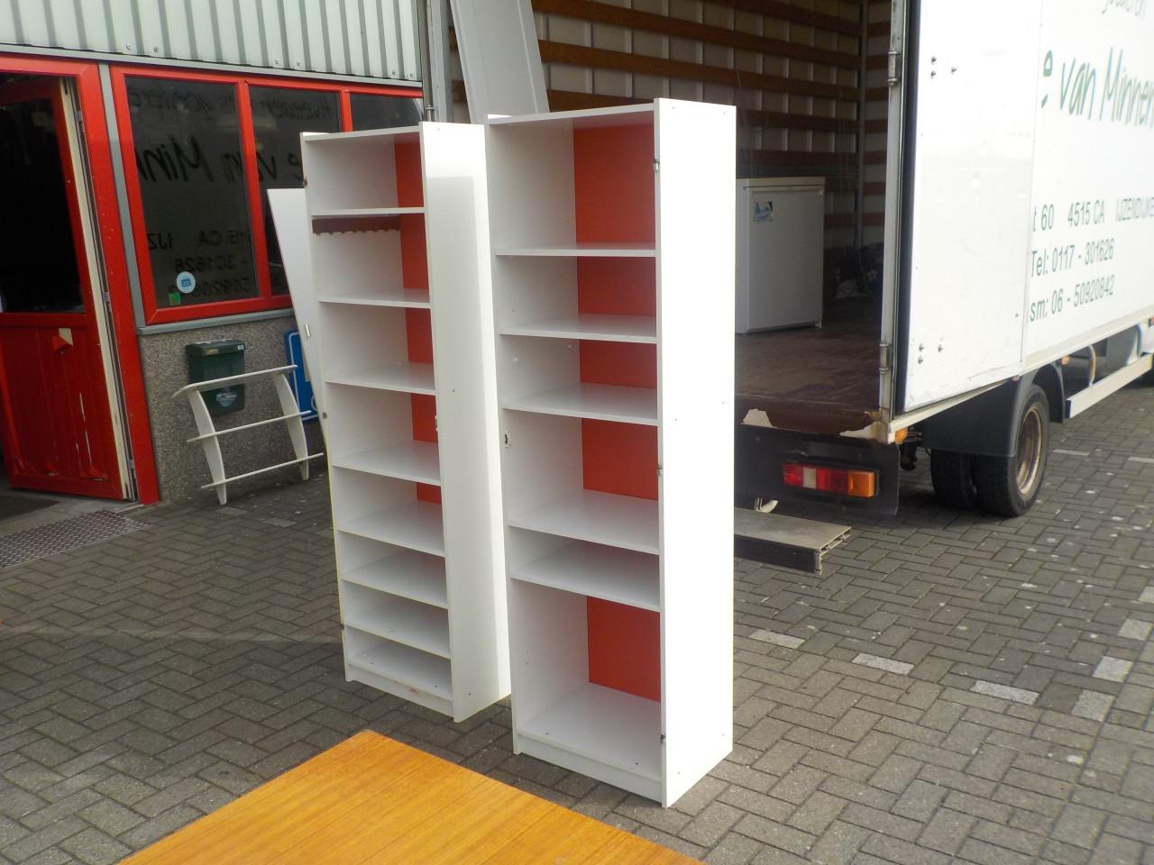 2 stevige wat ouder model legkasten met veel legplanken setprijs 55 euro