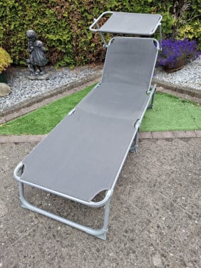 Ligbed met zonneluifel