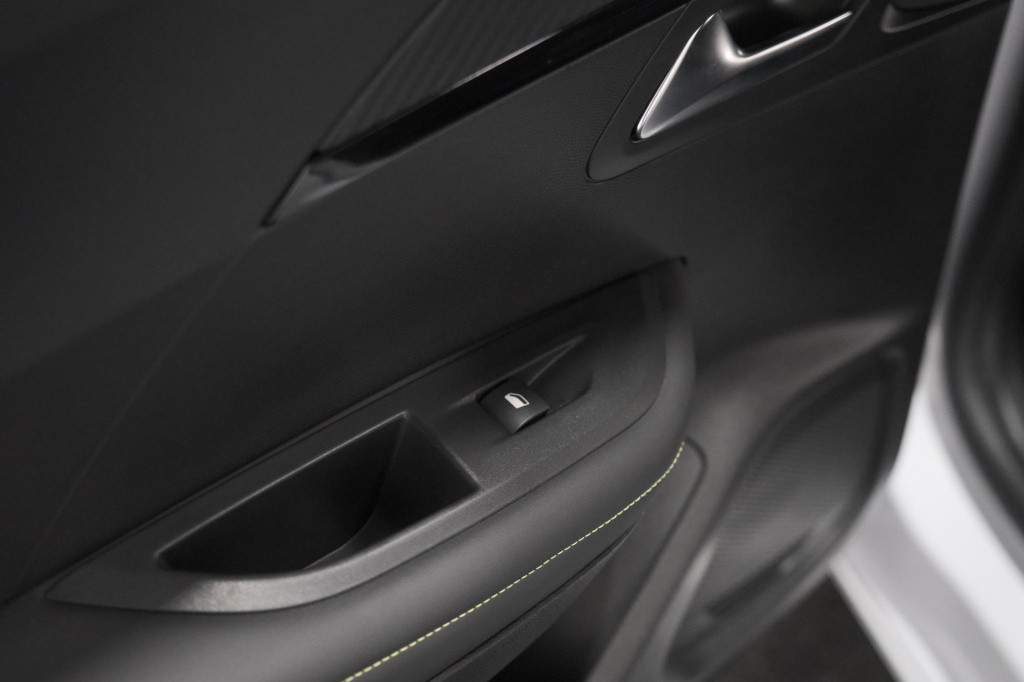 Peugeot 2008 puretech 130 eat8 gt | 360 camera | stoelmassage | adaptieve c