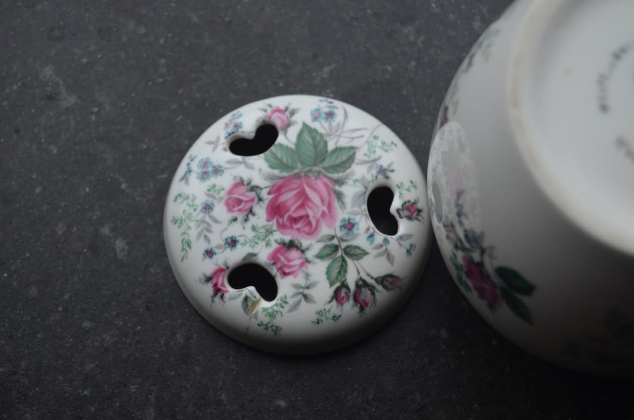 Roy Kirkham Staff. bone China potpourri potje