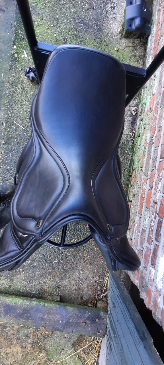 Zwart leren spring/eventingzadel 17 inch