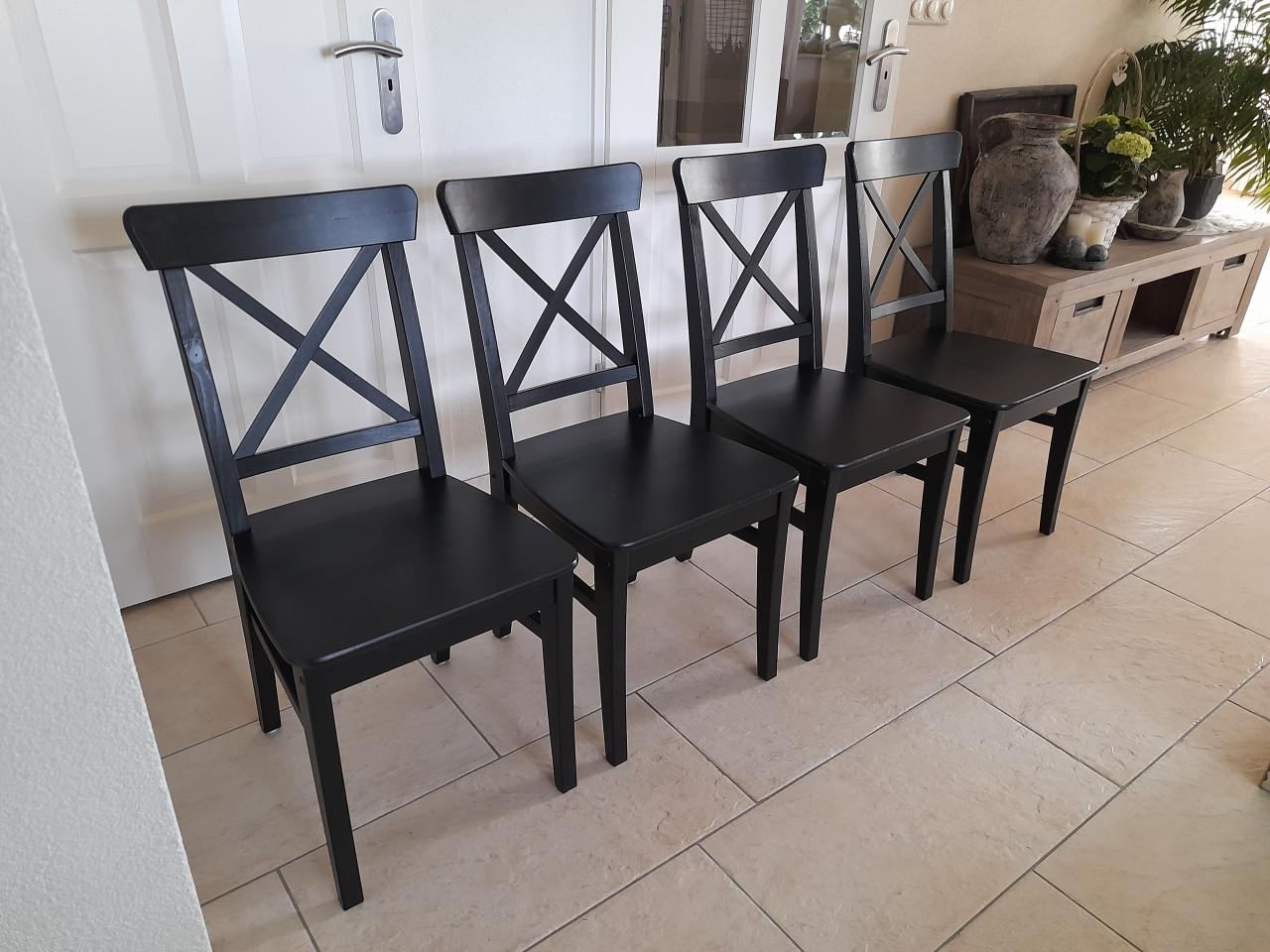 4 nette stoelen (z.g.a.n.) eventueel met kussens!