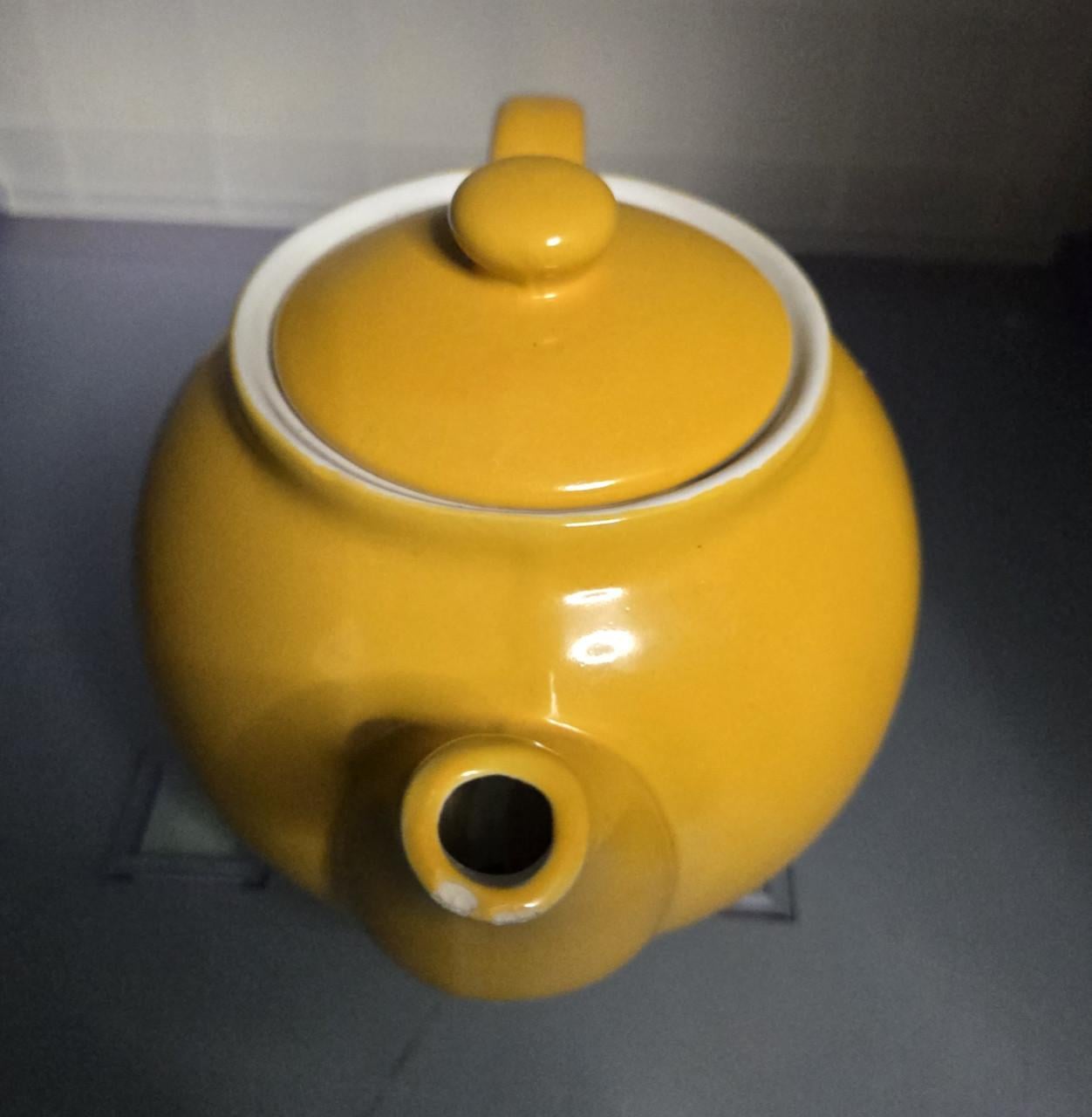 Mosterdgele keramieken 2-kops theepot . H13 Ø 14cm
