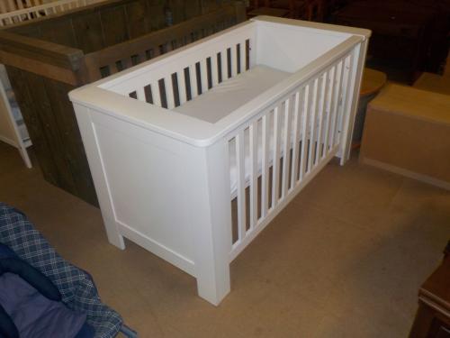 Baby ledikant hele mooie kwaliteit en in zeer goede staat + matras+ bodem