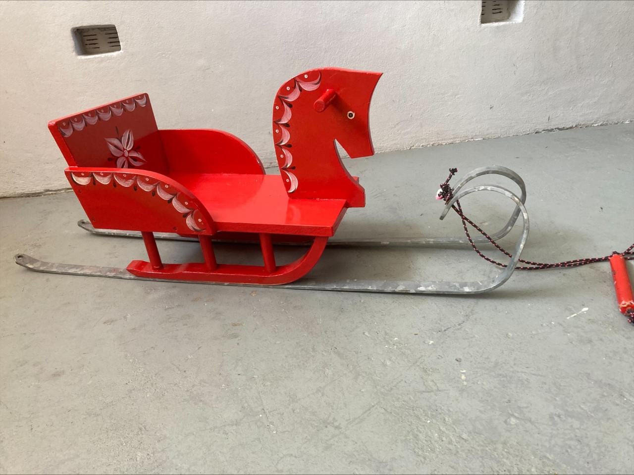 Decoratieve en gebruiksklare houten kinder slee