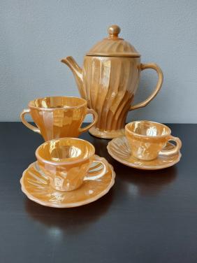 Koffiepot + kopjes +suikerpot.
