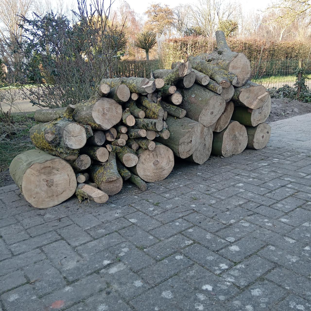 Te koop mooie partij openhaard hout, zwaar hout . Ruim 1 kuub.