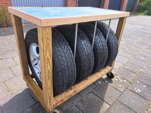 Verrijdbare werktafel/bandenopslag