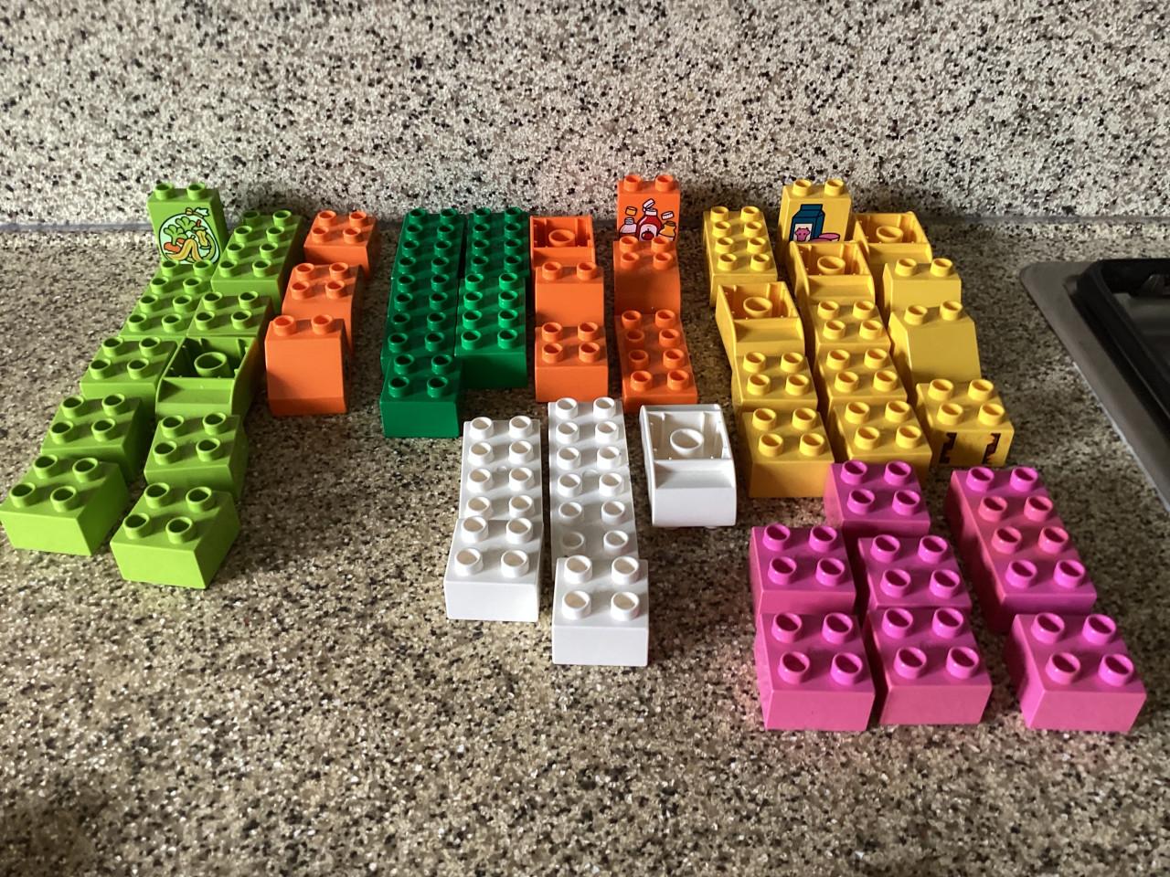 Heel veel Lego Duplo.   Blokken in alle vormen en kleuren, poppetjes etc.