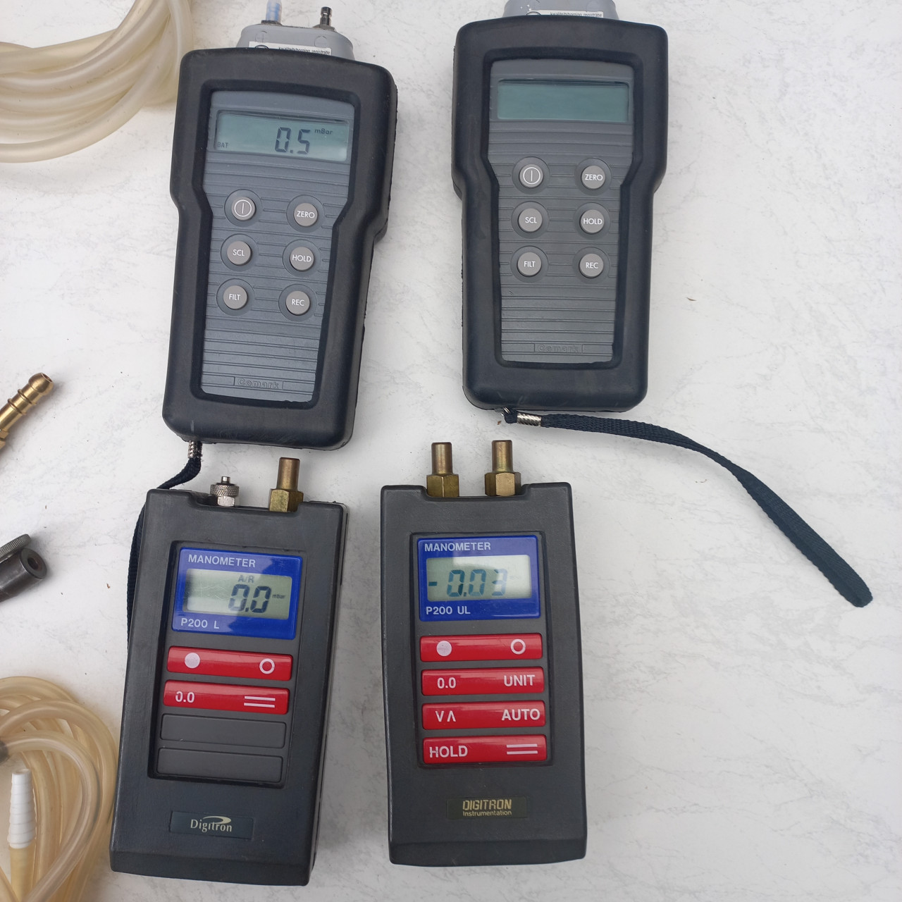 2 x manometers 2x drukmeters.