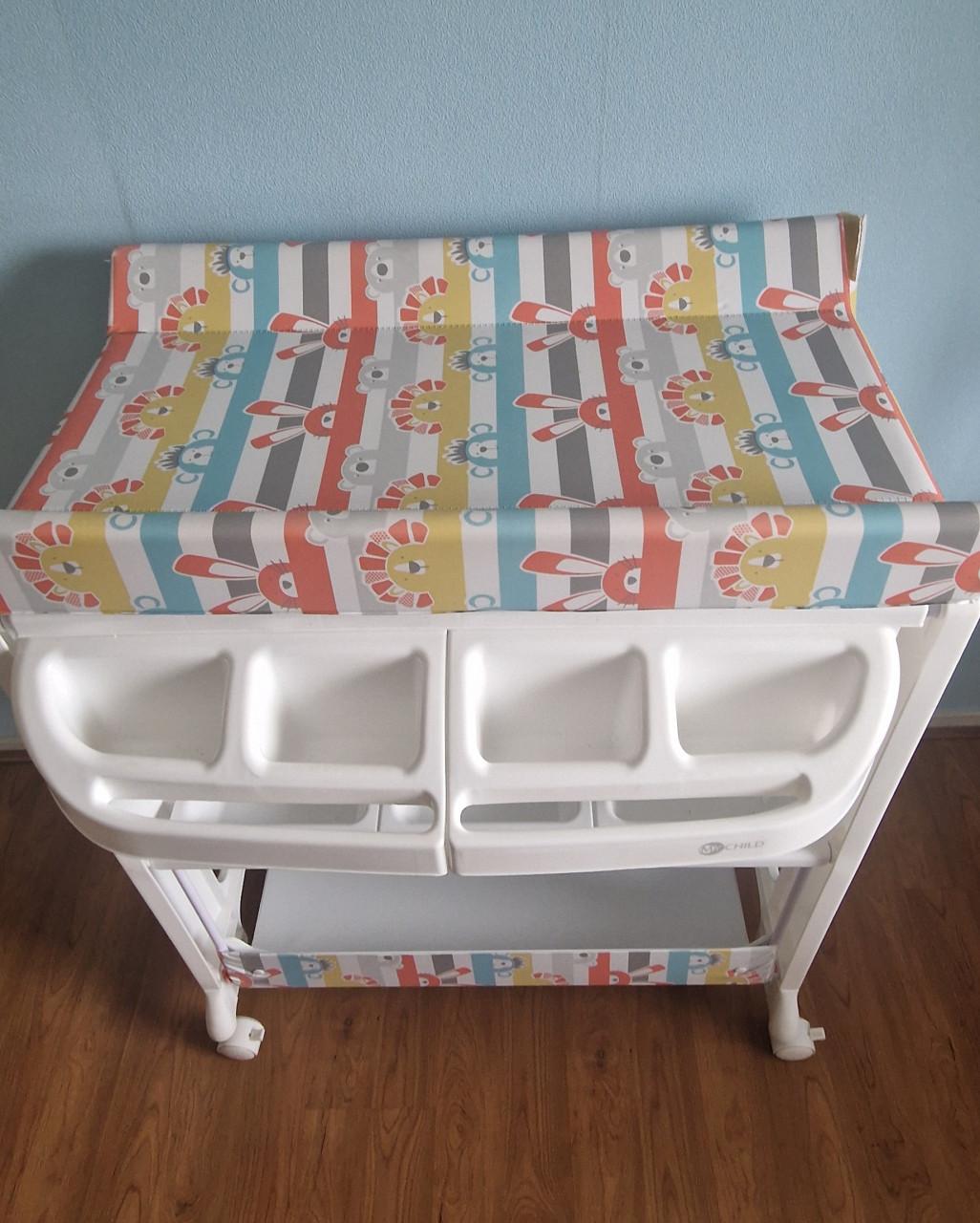 Witte commode met vast aankleedkussen en geïntegreerd badje