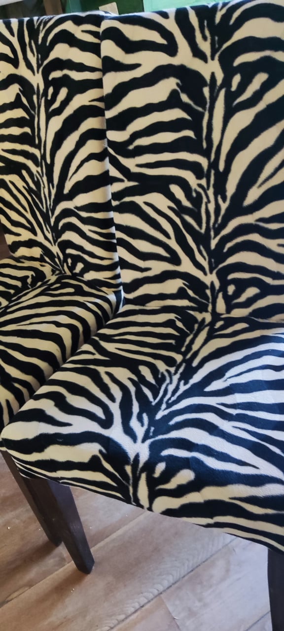 Super leuke set: 2x Zebra stoelen met of zonder wit metalen side table