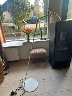 Vloerlamp lichte kleur zo goed als nieuw. 35 euro