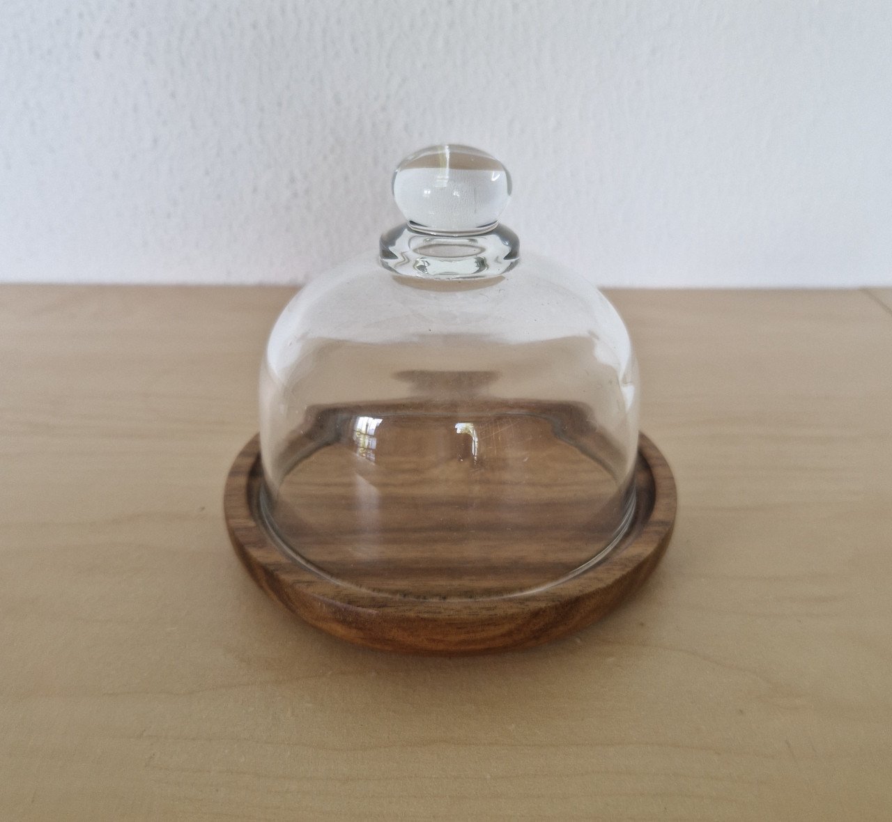 Kleine glazen stolp op houten voet, 9½ cm hoog