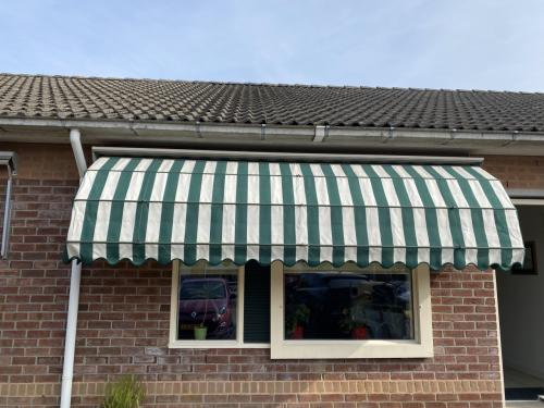 Buiten zonnewering markies