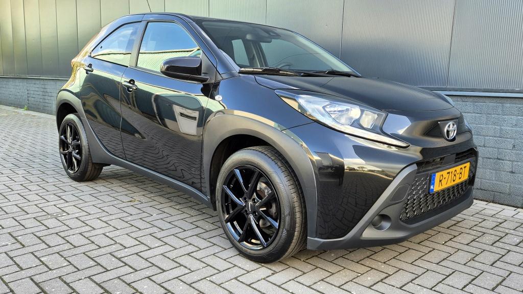 Toyota Aygo x 1.0 vvt-i mt play | camera | lane assist | acc | 17 inch | ai