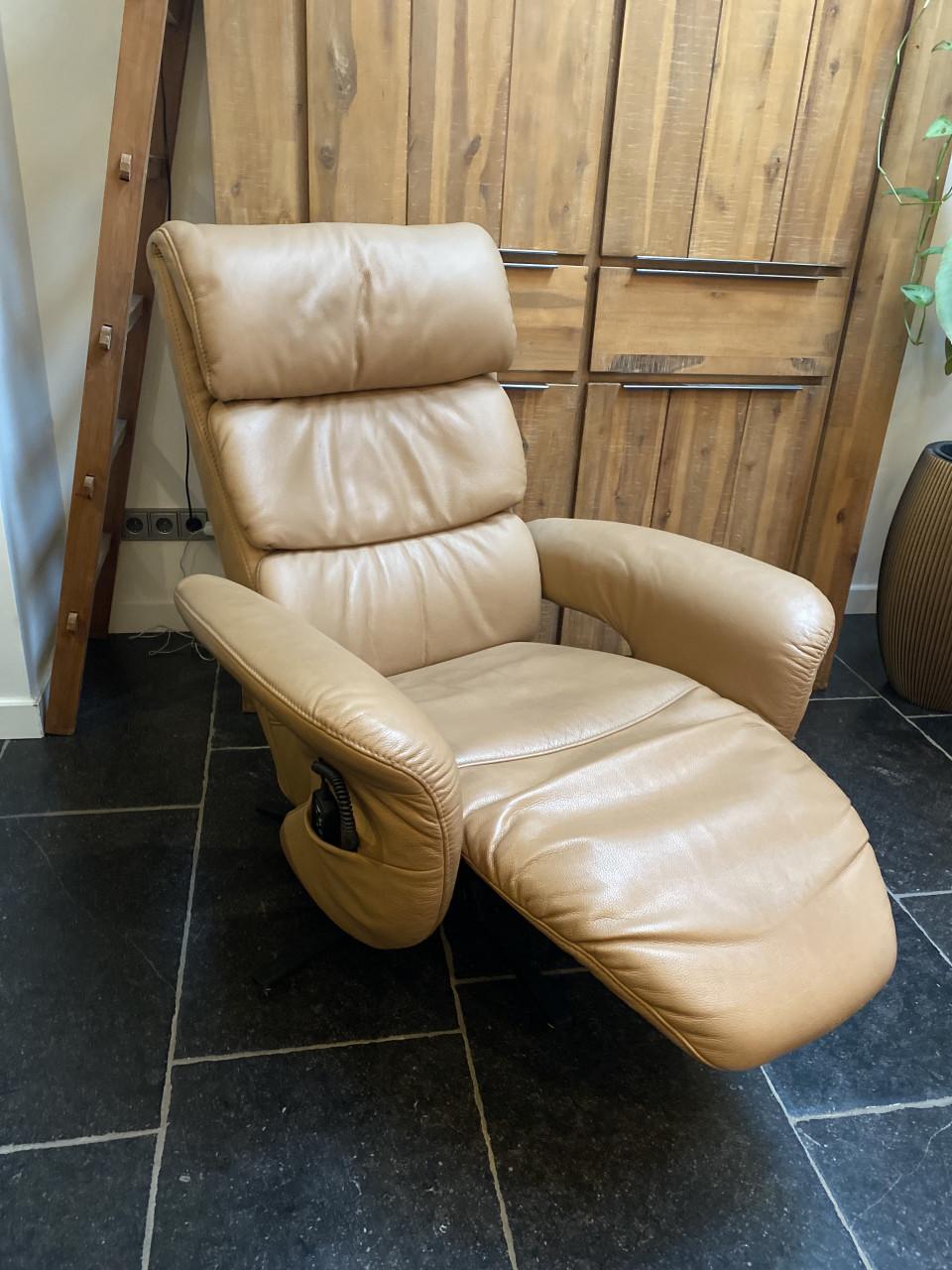 Mooie Meubelzorg sta op en relax fauteuil, met accu, 3 jaar oud