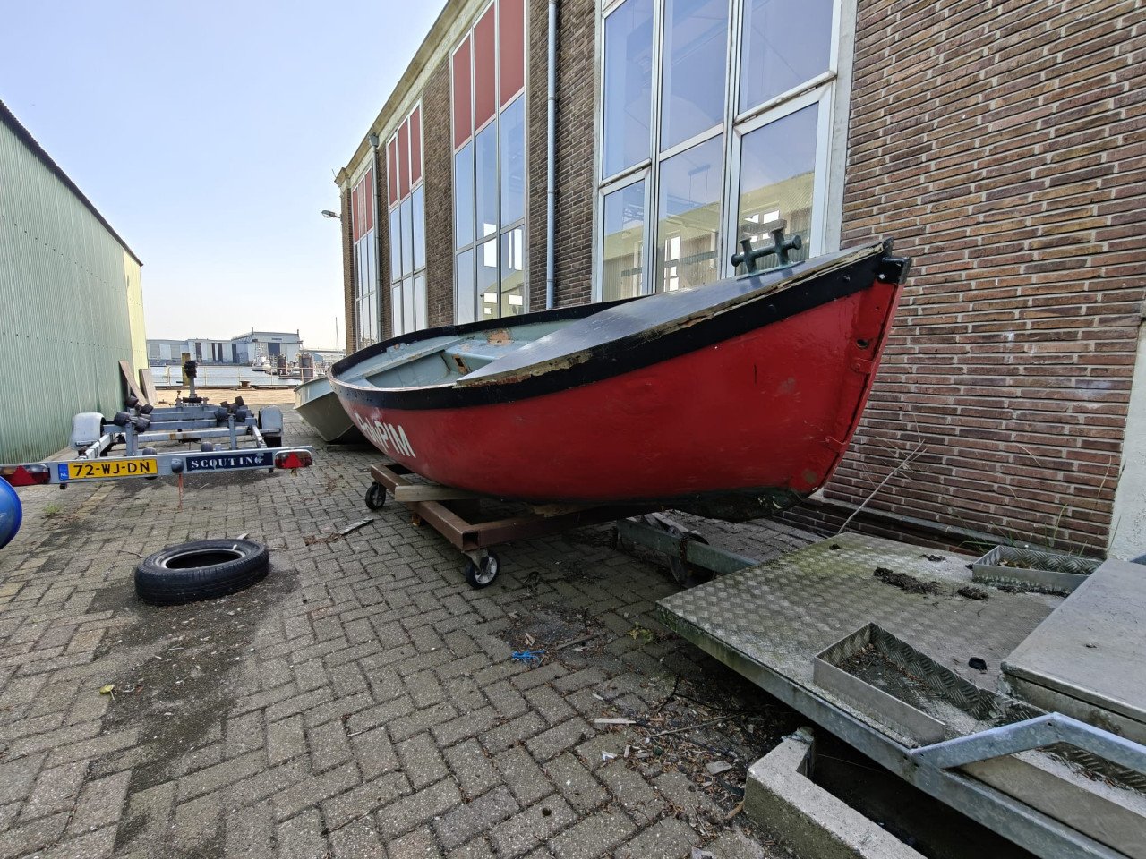 Gratis polyester sloep, oude werkboot van de schelde