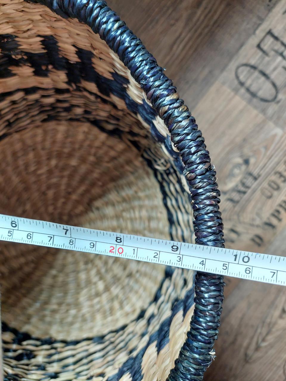 Nieuwe Rotan mand met zwart en hengsels