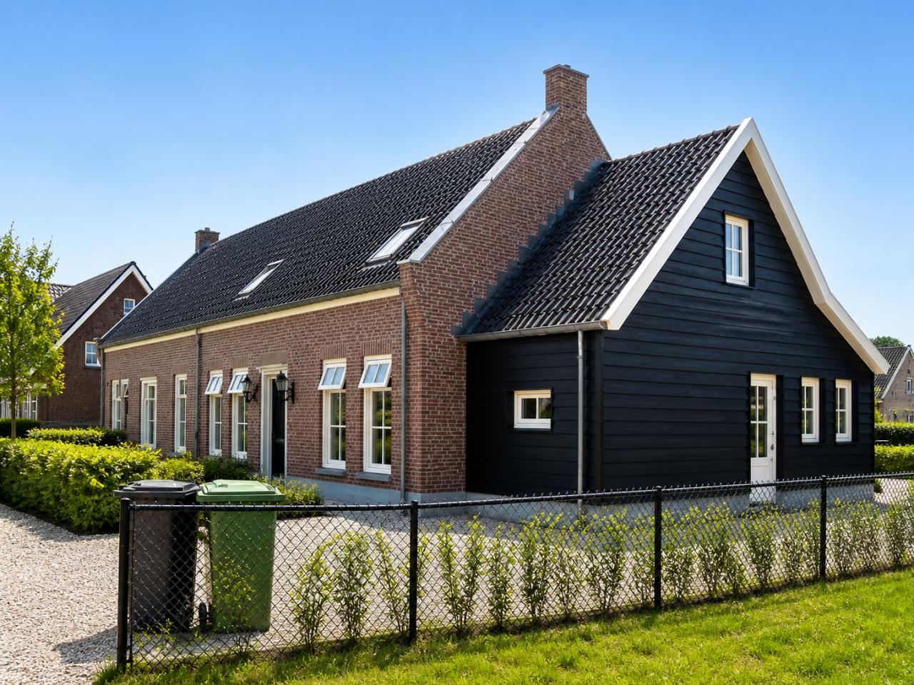 Gewolmaniseerde zwarte potdekselplank 25x275. 500 of 600cm. €6,75 p/m1.