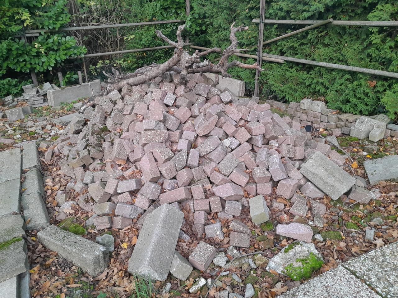 Div partijen betonklnkers, overige straat klinkers, trotoirtegels enz