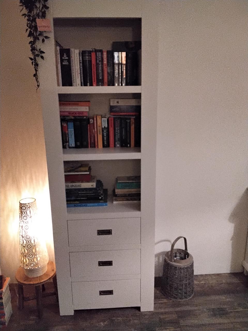 Stevige houten hoge kast