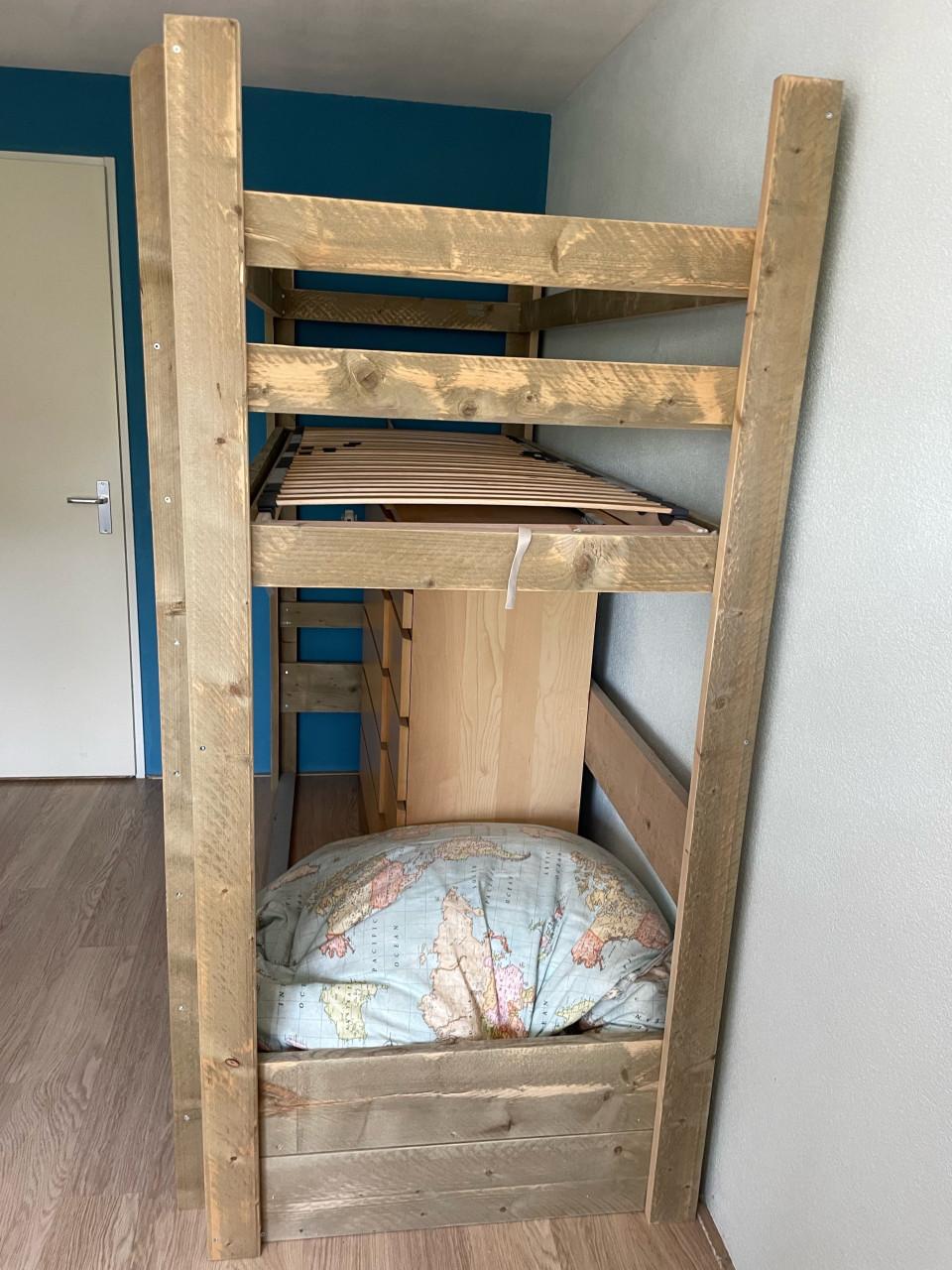Bed hoogslaper (incl. verstelbare lattenbodem)