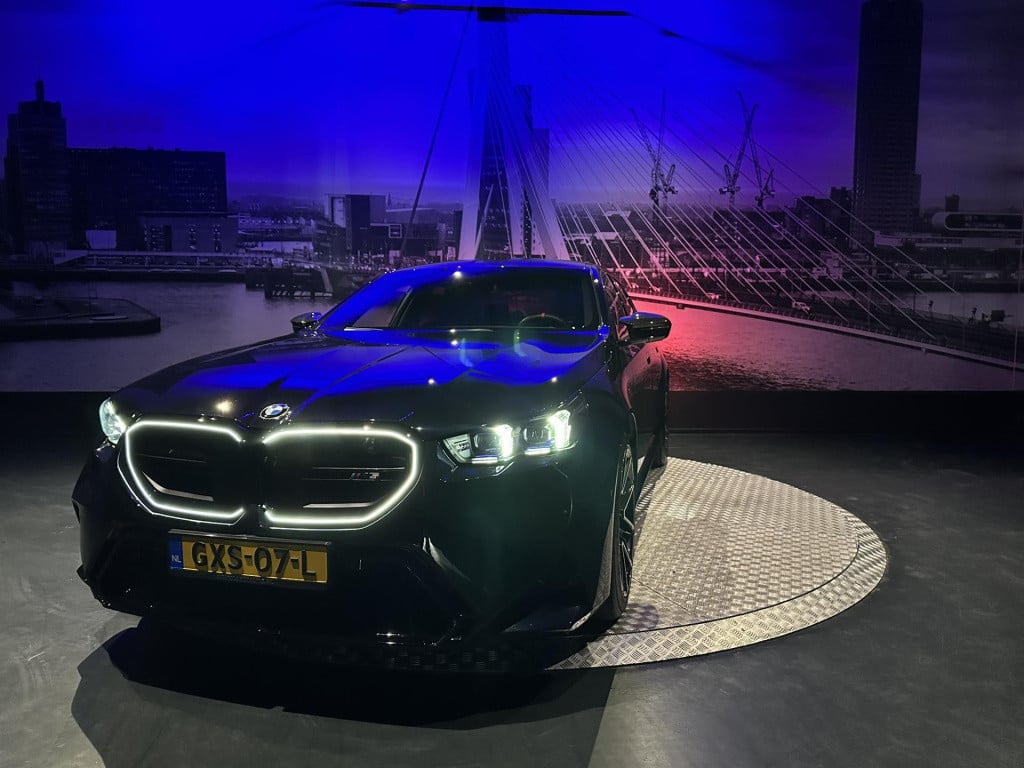 BMW M5 5-serie *limousine v8 m hybrid*carbon extr*b&w*alcantarahemel*nl-aut