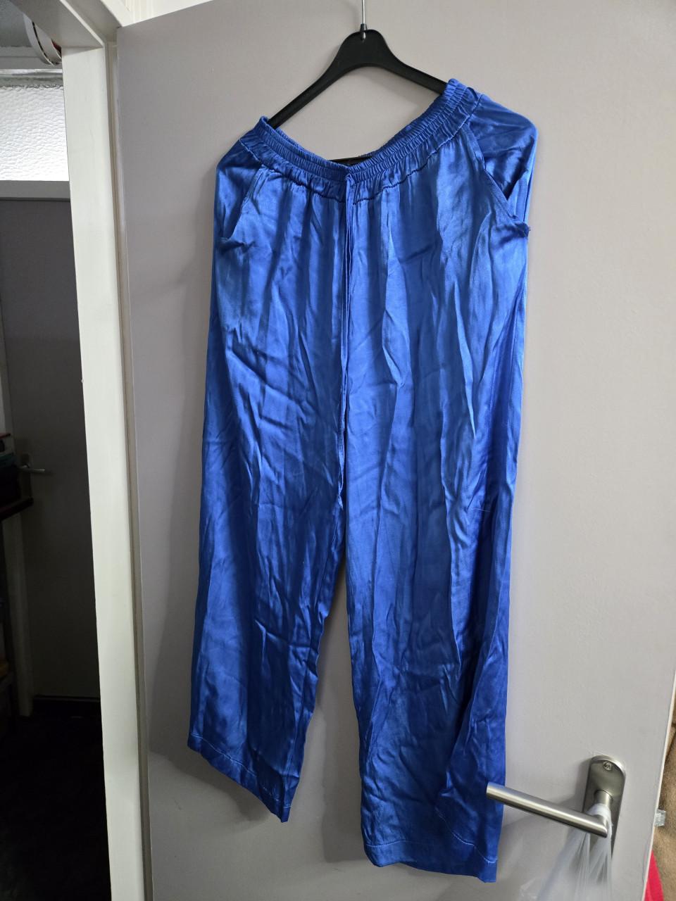 Blauwe glanzende broek, 100% viscose Maat M Verve Design Lengte 96 cm